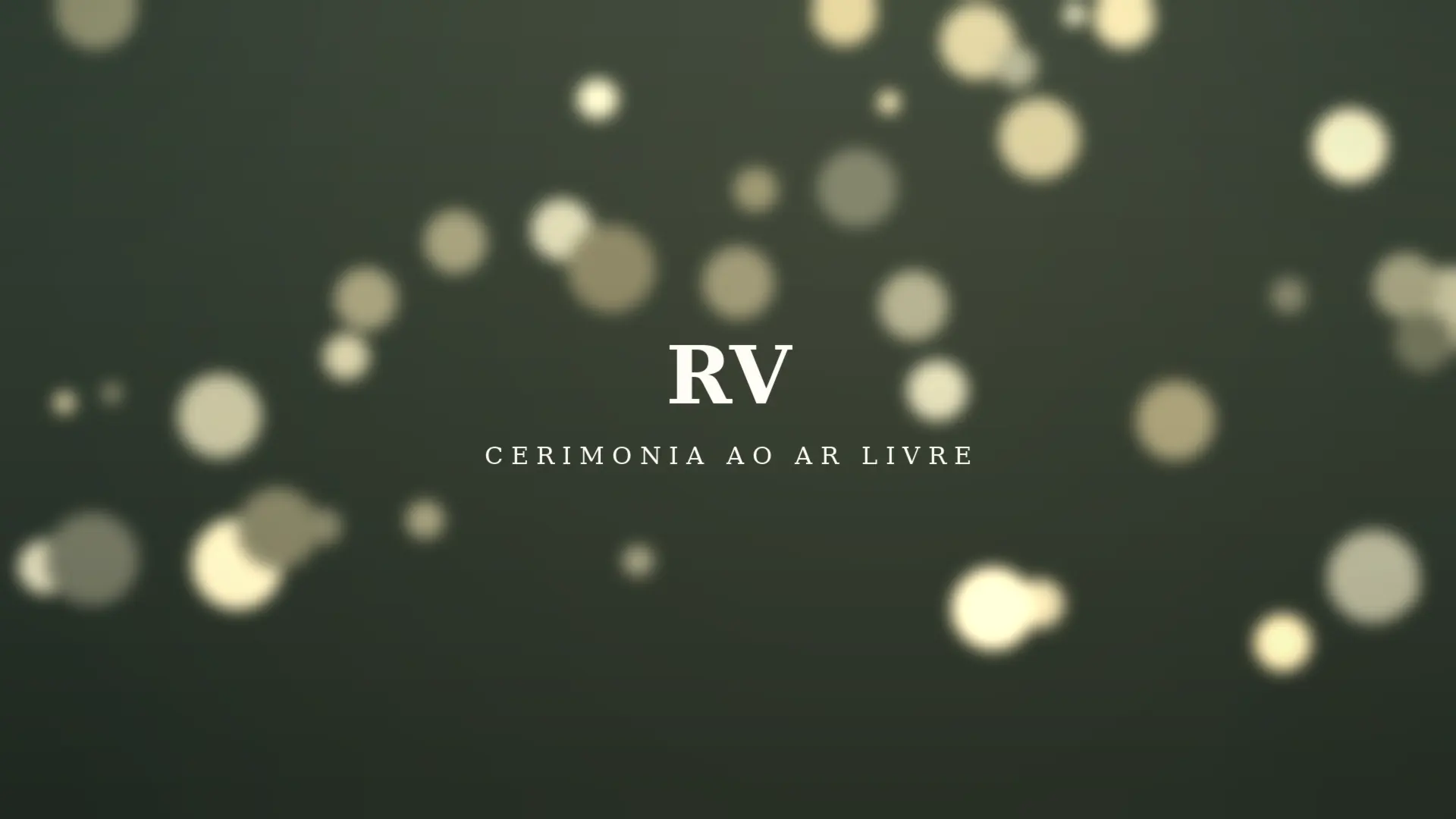 Cerimônia de casamento ao entardecer no Rancho Verde Eventos, com luzes suspensas sobre o caminho até o altar