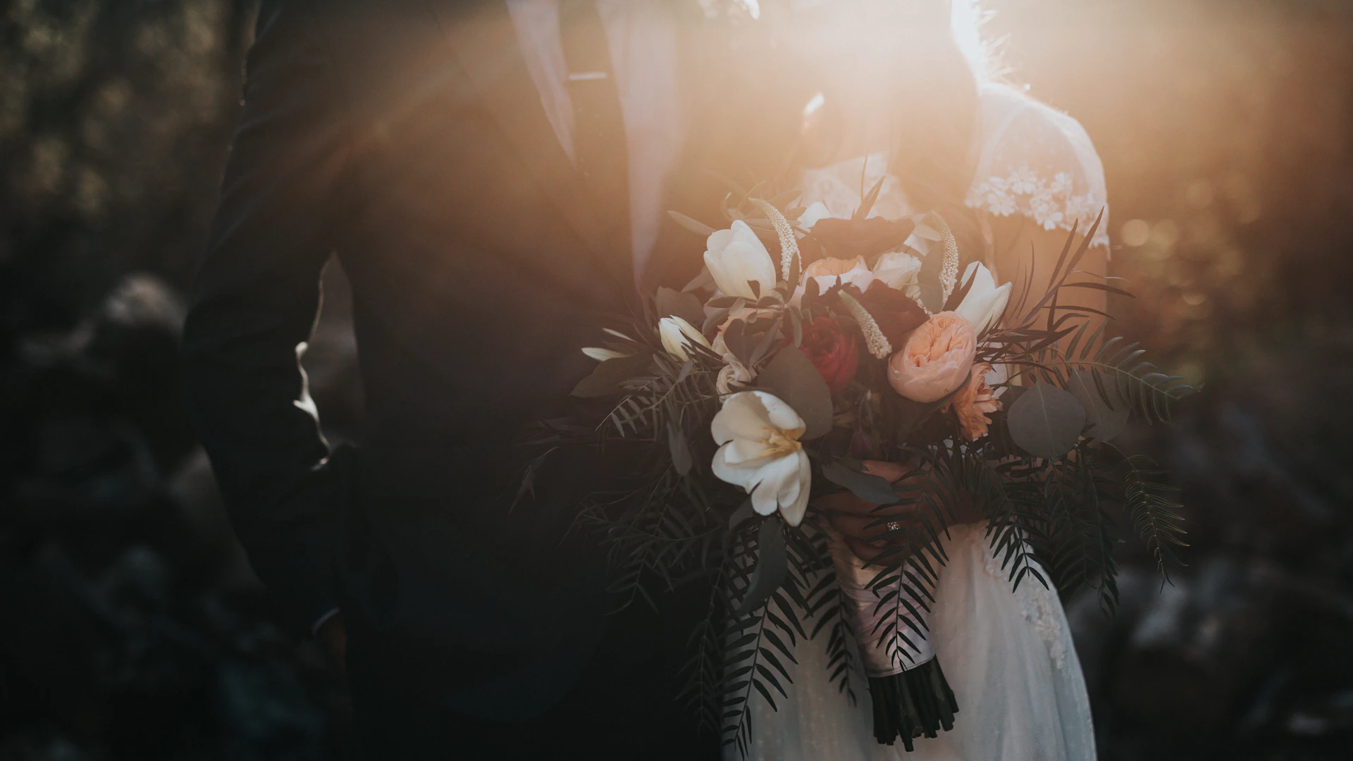Cerimônia de casamento ao entardecer no Rancho Verde Eventos, com luzes suspensas sobre o caminho até o altar